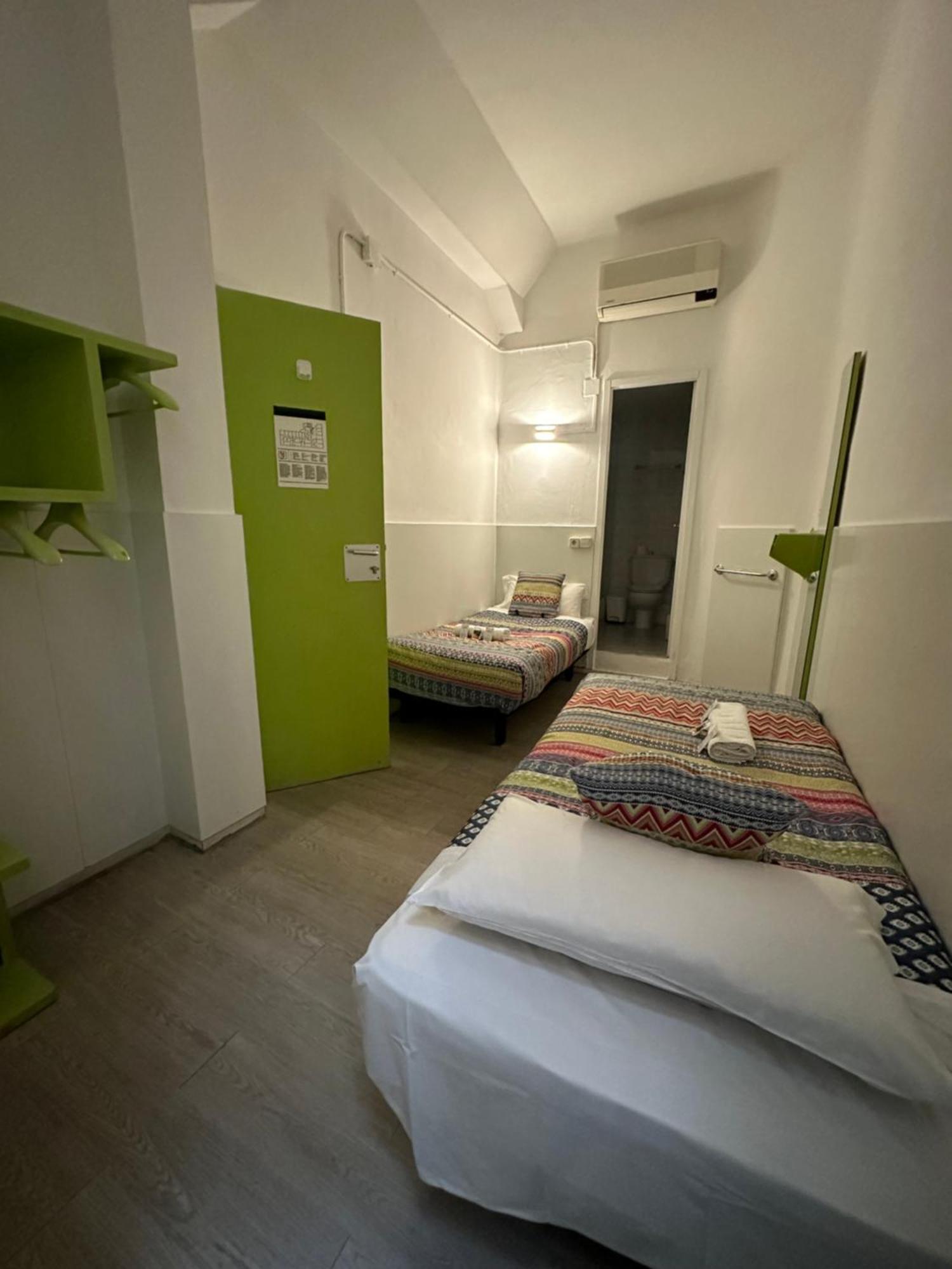 Youth Hostel - Central And Basic Universitat Barcelona Buitenkant foto